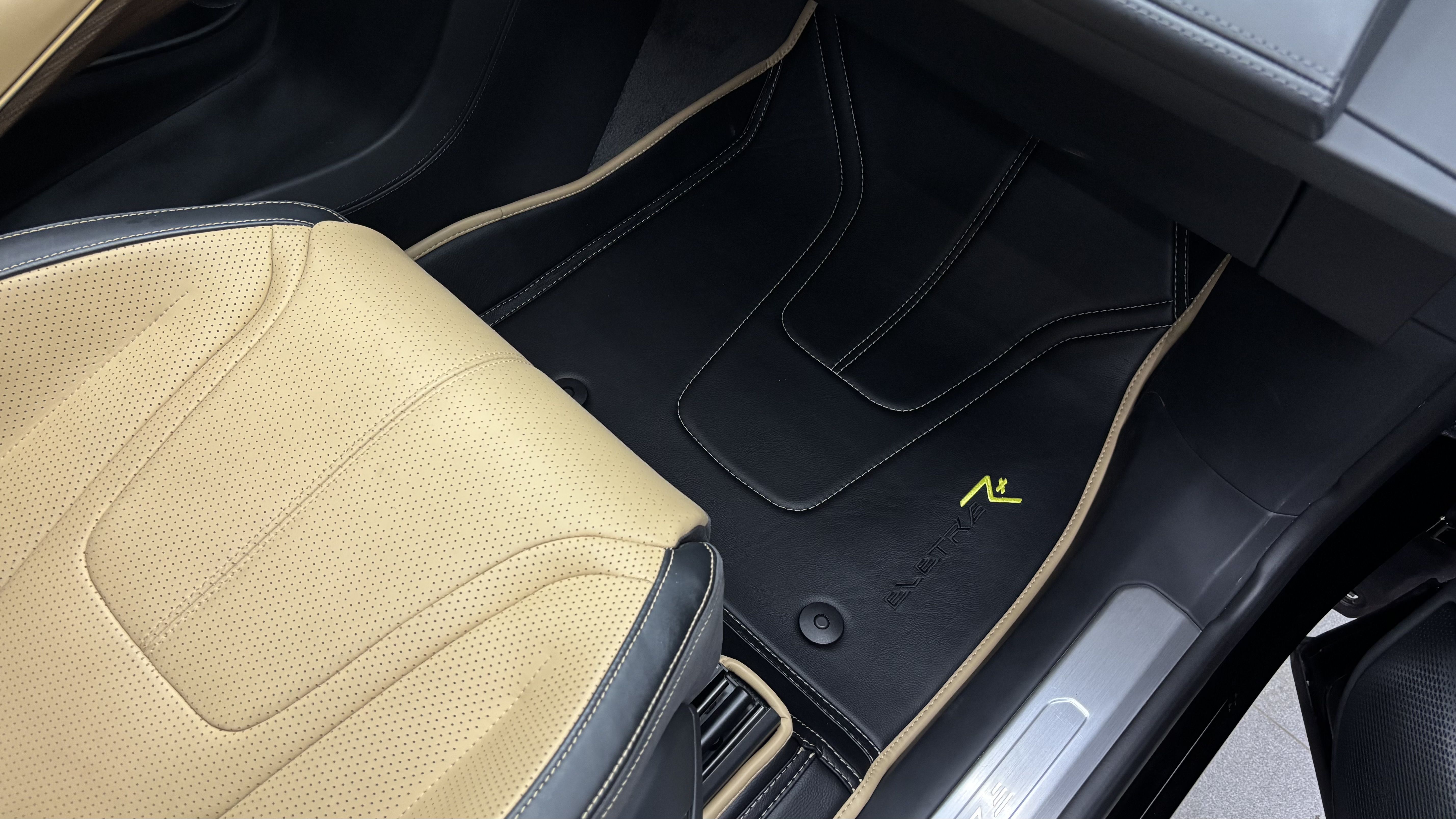 Lotus Eletre R ковры 3