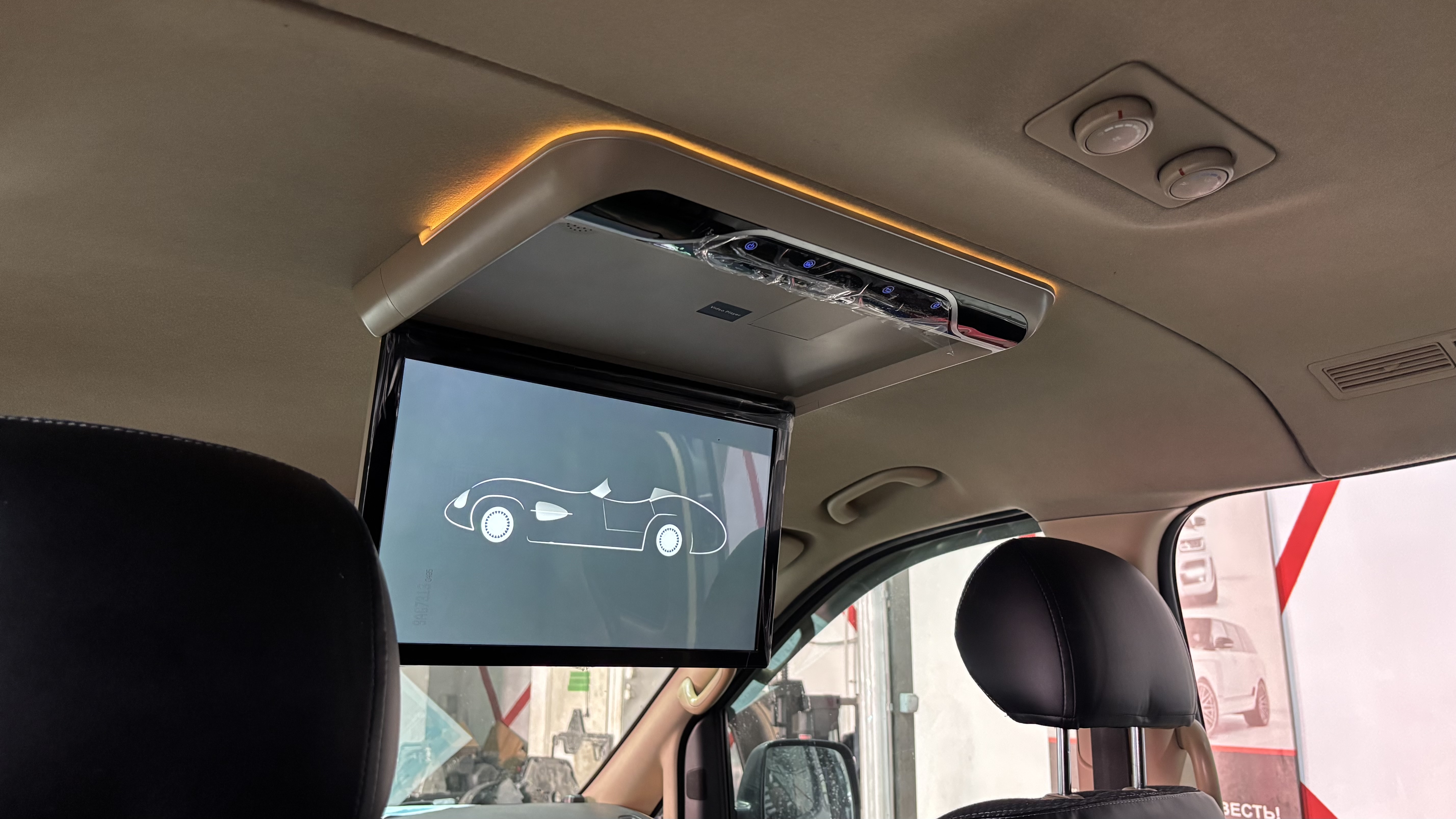 Экран потолочного монитора Hyundai Grand Starex с предупреждением