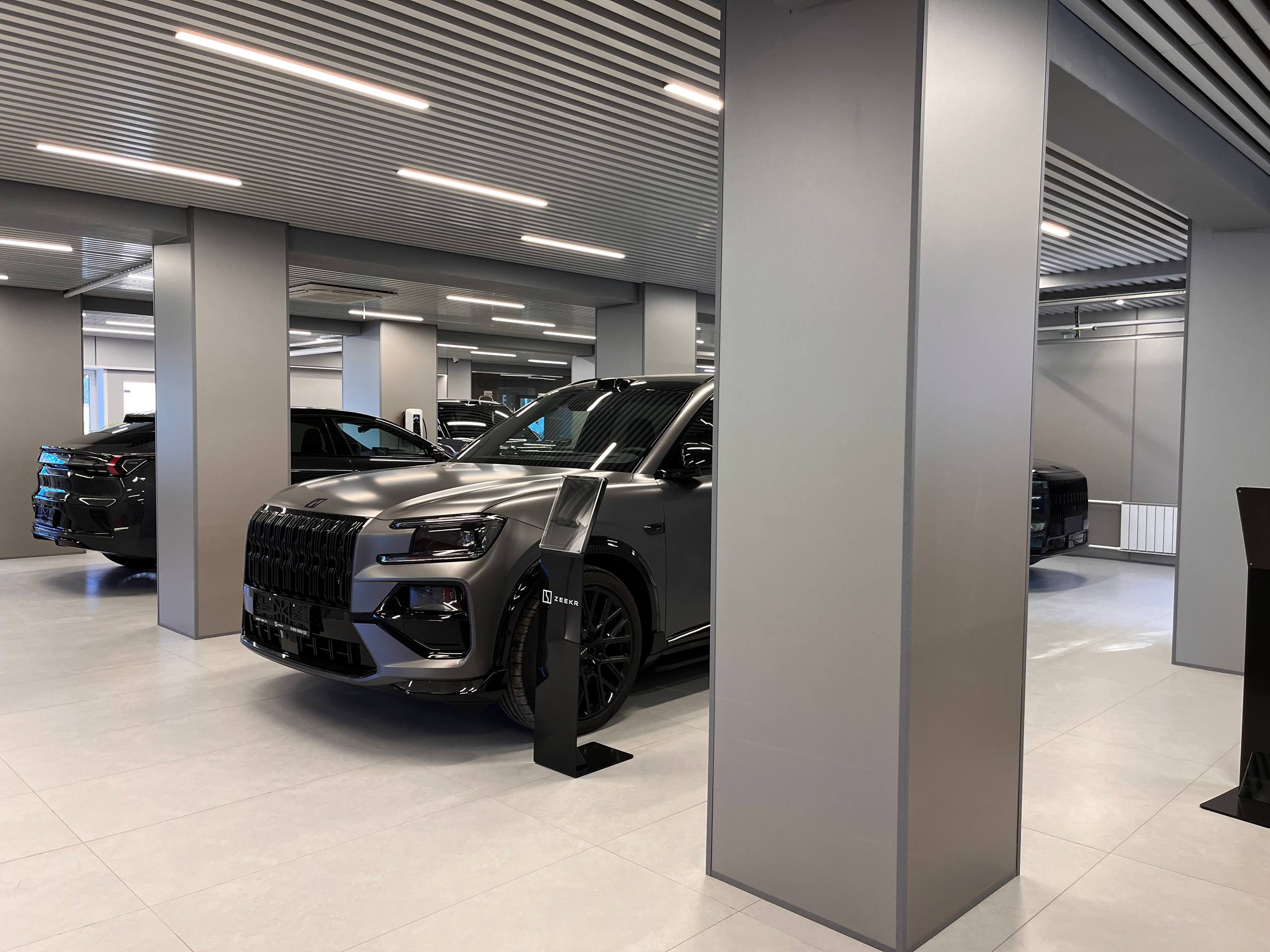 Автомобили Zeekr на втором этаже шоурума АвтоАудиоЦентра