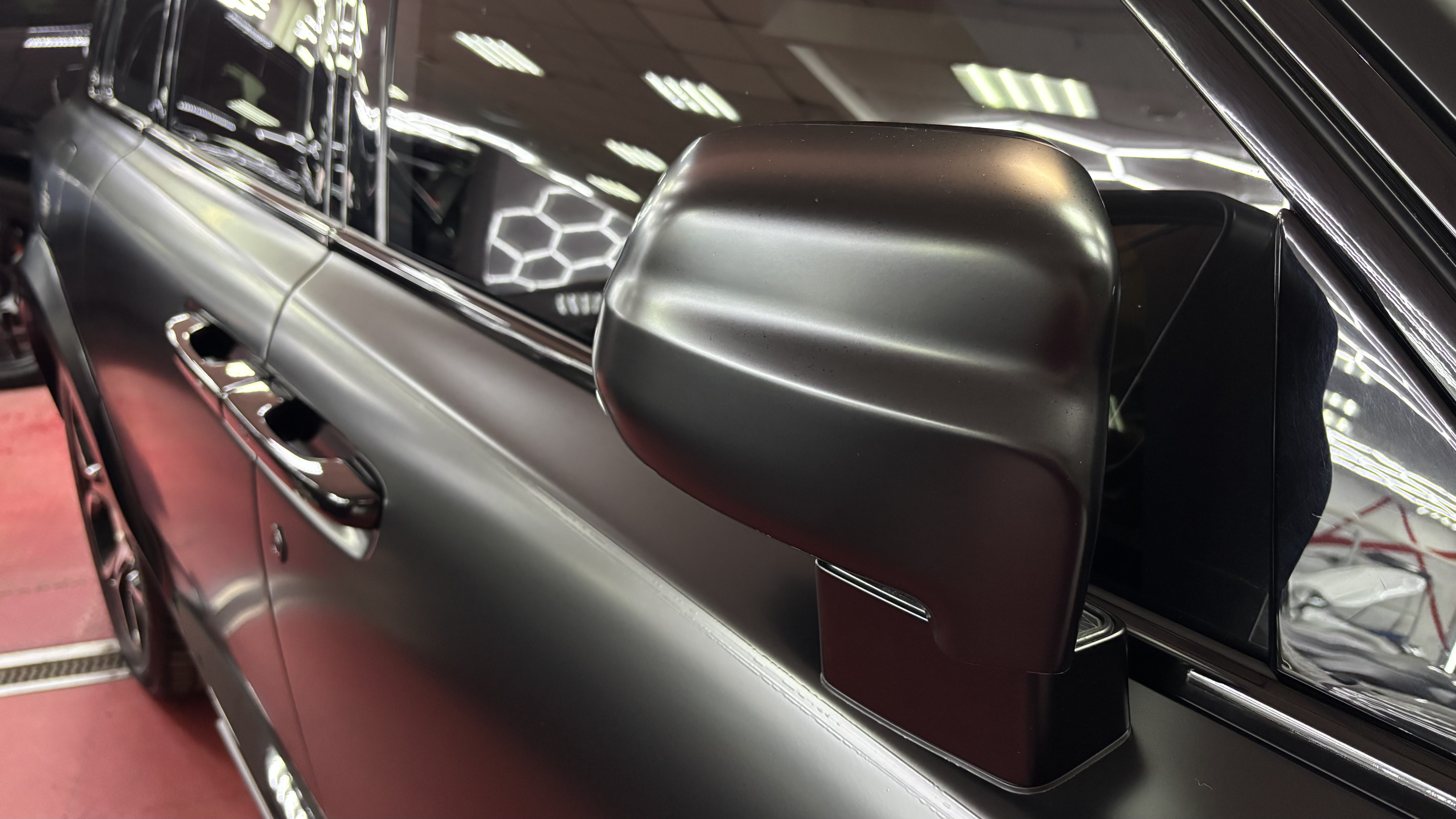 Корпус зеркала Rolls-Royce после оклейки матовой плёнкой