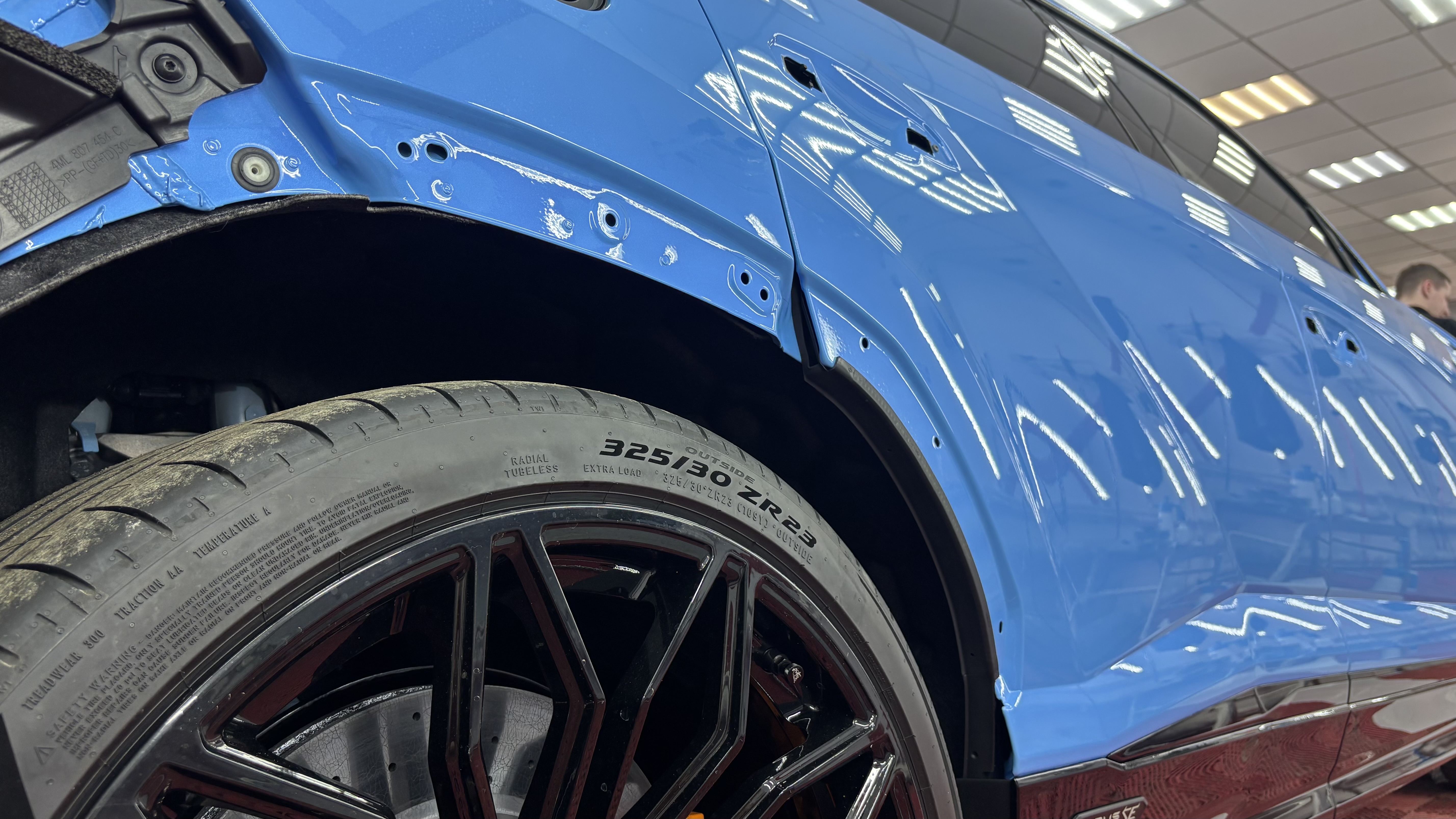 Lamborghini Urus в процессе бронирования полиуретановой пленкой