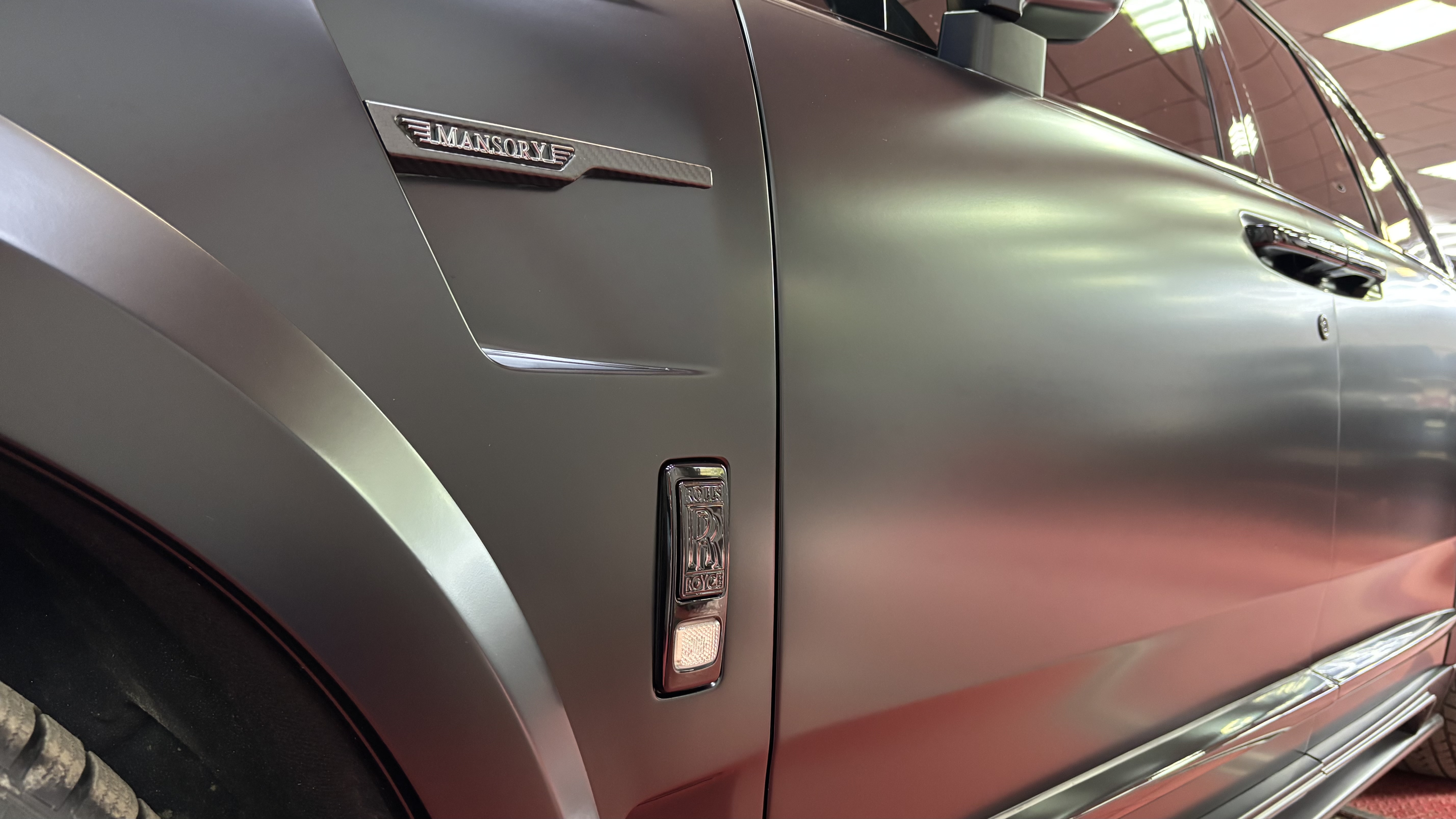 Шильдик MANSORY и матовая фактура на боковой части Rolls-Royce