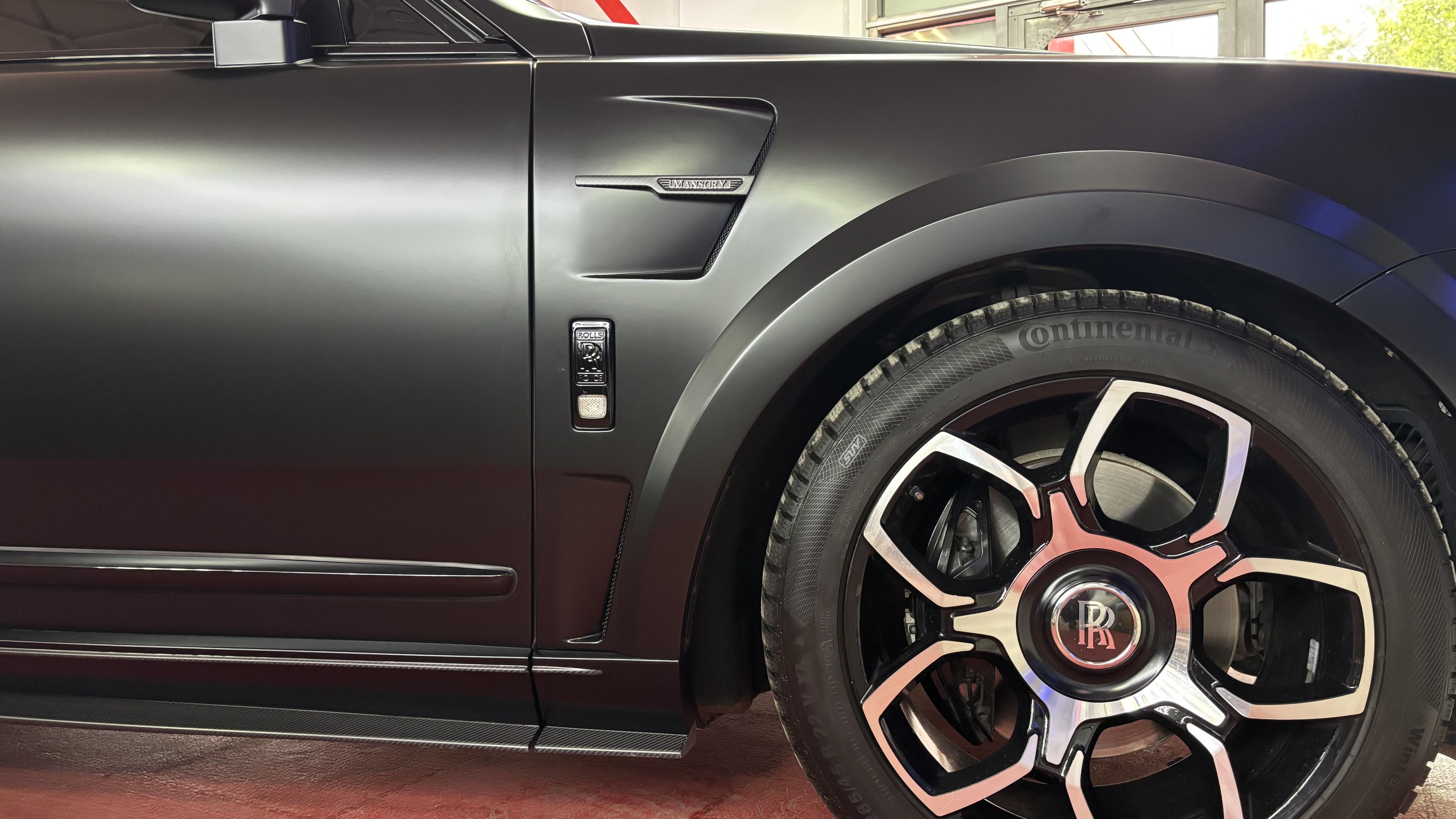 Фирменный элемент MANSORY на матовом кузове Rolls-Royce