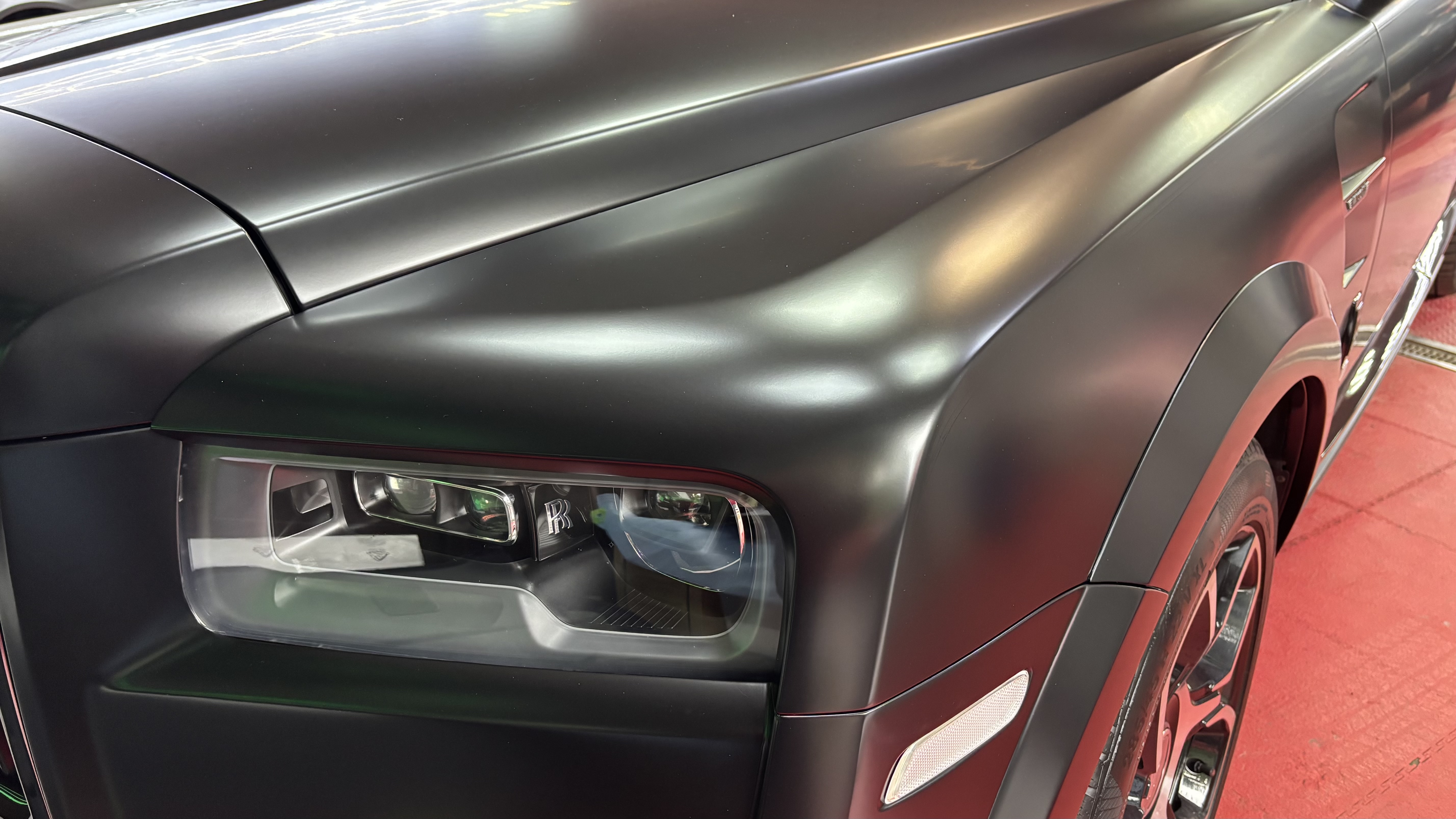 Переднее крыло и оптика Rolls-Royce MANSORY в матовом исполнении